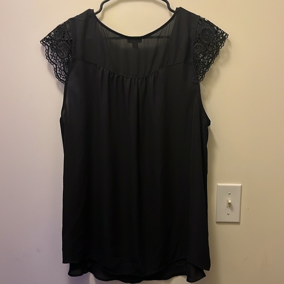 TORRID Black dressy V neck top embroidered cap sleeves size 1 - Picture 3 of 8